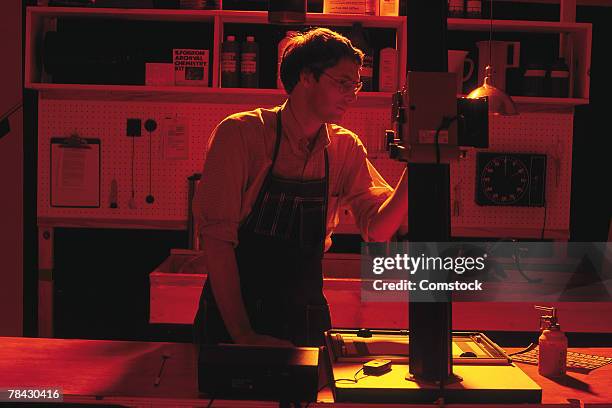 photographer in darkroom - donkere kamer stockfoto's en -beelden