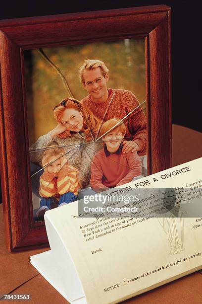 family portrait with cracked glass and divorce papers - 1990 1999 photos photos et images de collection