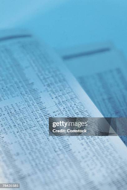 newspaper financial pages - finanzzeitung stock-fotos und bilder