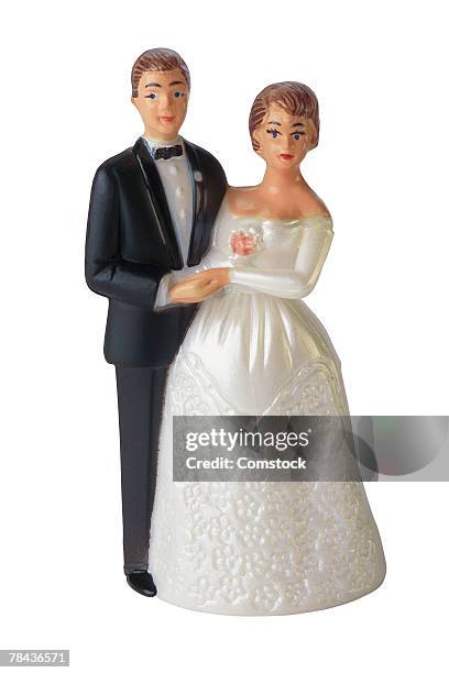 bride and groom cake decoration figurines - bruidstaart stockfoto's en -beelden