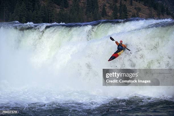 kayaker - stroomversnelling stockfoto's en -beelden