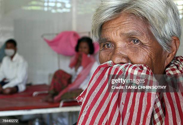 Cambodian tuberculosis patients look on at a hospital in Kampong Speu province, some 45 kilometers west of Phnom Penh, 07 December 2007. Cambodia and...