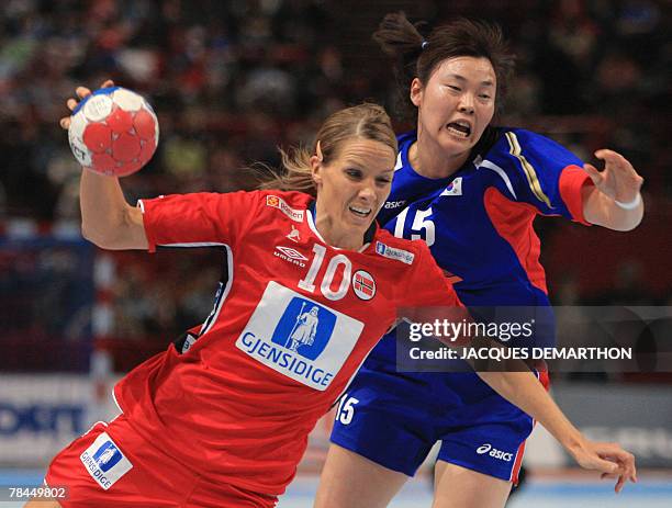 Norway's Gro Hammerseng vies with South Korea's Lee Sangeun during their handball women World Championship quarter-final match, 13 december 2007 at...