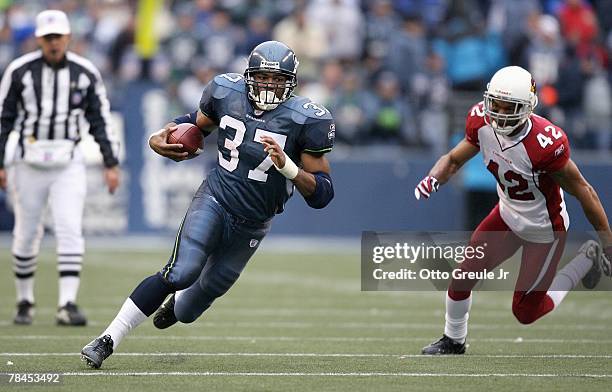 Shaun Alexander of the Seattle Seahawks carries the ball against the Arizona Cardinals December 9, 2007 at Qwest Field in Seattle, Washington. The...