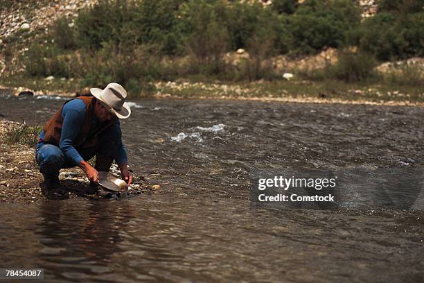 man panning for gold on the south platte river - toma panorámica fotografías e imágenes de stock