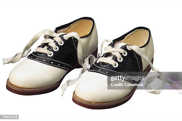 pair of vintage saddle shoes - chaussures de golf bicolores photos et images de collection