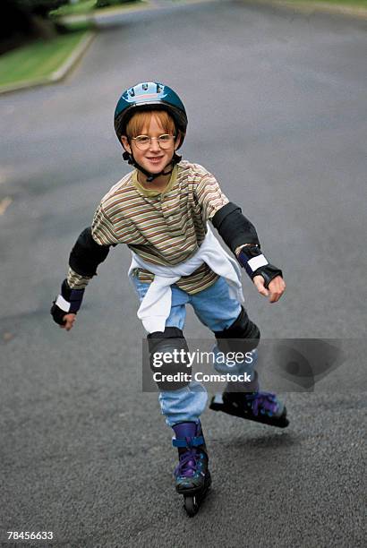 young boy inline skating - inline skating - fotografias e filmes do acervo