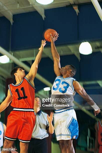 jump ball in basketball game - entre deux photos et images de collection