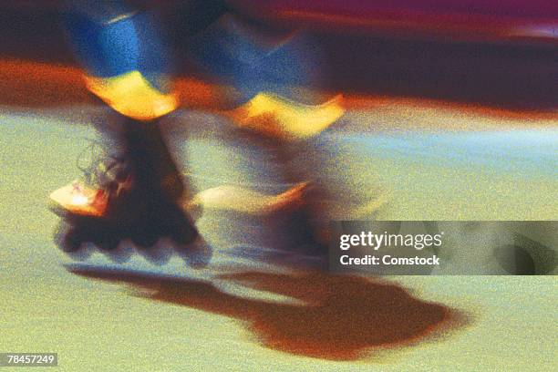 inline skater in motion - 90s rollerblading fotografías e imágenes de stock