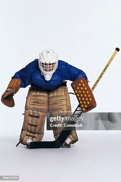 ice hockey goalie in stance - goaltender ice hockey player stock-fotos und bilder