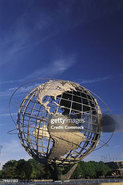 metal globe sculpture from queens in new york city - flushing queens stockfoto's en -beelden