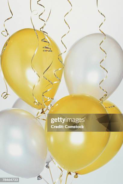 balloons and streamers - birthday streamers stockfoto's en -beelden