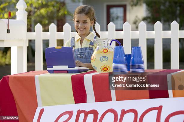 girl at lemonade stand - buvette photos et images de collection