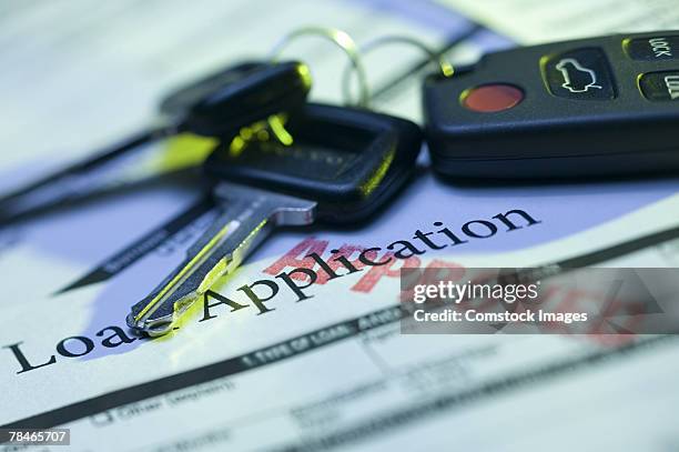 car keys and approved loan application - autokredit stock-fotos und bilder