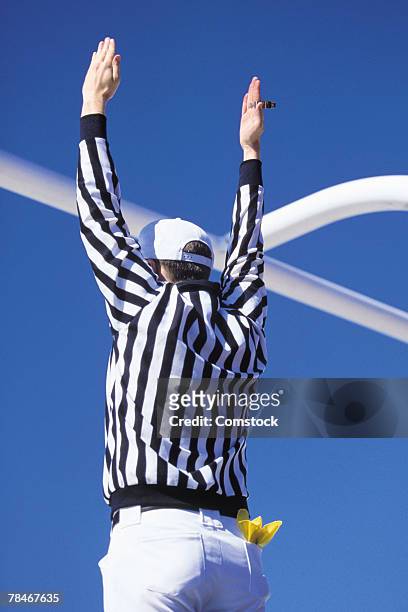 referee signaling touchdown or successful field goal - football schiedsrichter stock-fotos und bilder