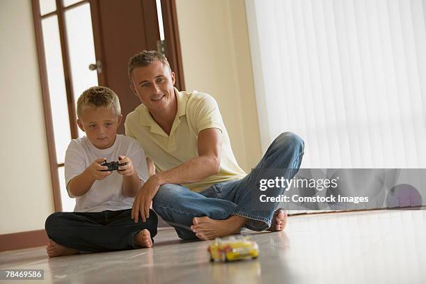 father and son playing with rc toy car - rc car - fotografias e filmes do acervo