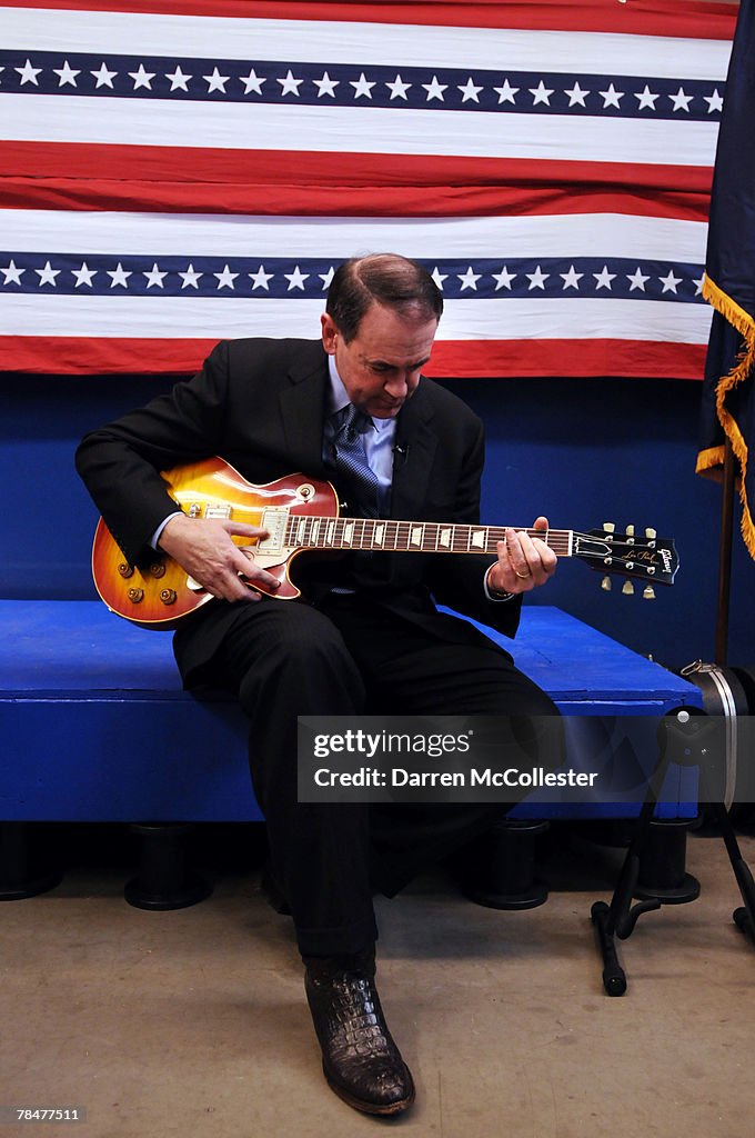 Mike Huckabee Campaigns In New Hampshire