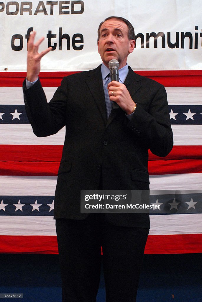 Mike Huckabee Campaigns In New Hampshire