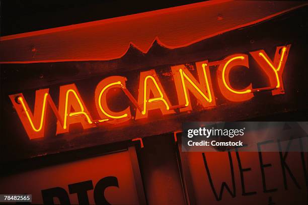 neon vacancy sign - placa de vaga imagens e fotografias de stock