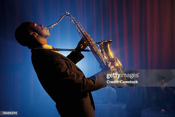 man playing saxophone - saxophoniste photos et images de collection