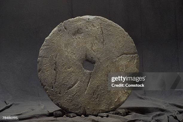 stone wheel - contraptie stockfoto's en -beelden