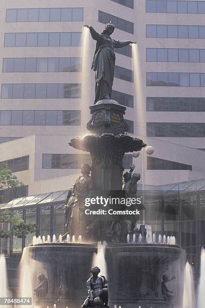 fountain square , cincinnati , ohio - cincinnati fountain square stock pictures, royalty-free photos & images