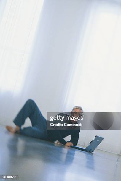 man with laptop - footage technique stock pictures, royalty-free photos & images