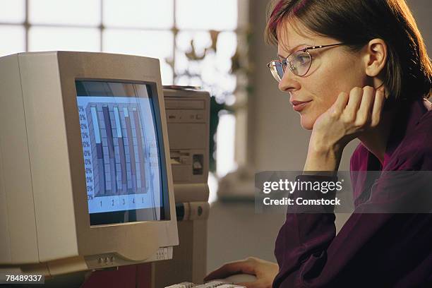 woman studying bar graph on computer - 1990 1999 fotografías e imágenes de stock