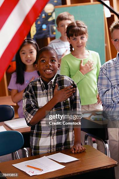 students reciting pledge of allegiance - amerikanischer treueschwur stock-fotos und bilder