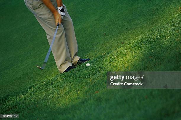 man making a chip shot - tiro curto imagens e fotografias de stock