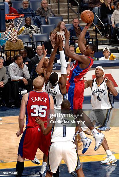 Al Thornton of the Los Angeles Clippers shoots over Hakim Warrick of the Memphis Grizzlies at the FedExForum December 14, 2007 in Memphis, Tennessee....