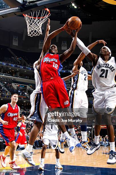 Al Thornton of the Los Angeles Clippers shoots a layup past Stromile Swift and Hakim Warrick of the Memphis Grizzlies at the FedExForum December 14,...