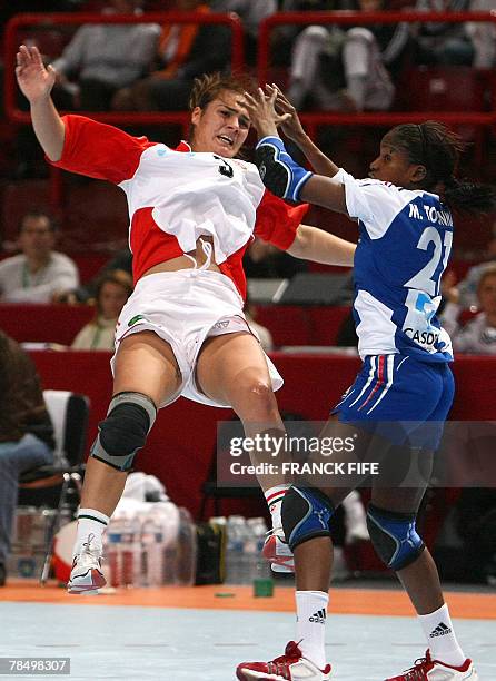France's Maakan Tounkara vies with Hungary's Orsolya Verten during the women world championship handball place 5 to 8 qualifying match France vs...