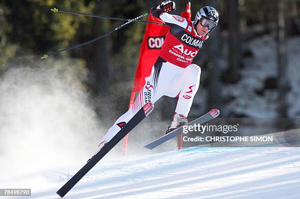 Austria's Mickael Walchhofer clears a gate to clock the best time in the Men's FIS Alpine World Cup Downhill event in Val Gardena, 15 December 2007....