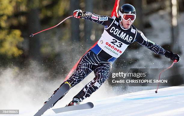 Scott MacCartney clears a gate to clock the 3rd fastest time during the Men's FIS Alpine World Cup Downhill event in Val Gardena, 15 December 2007....