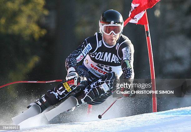 Scott Macartney clears a gate to clock the third time during the Men's FIS Alpine World Cup Downhill event in Val Gardena, 15 December 2007. Austrian...