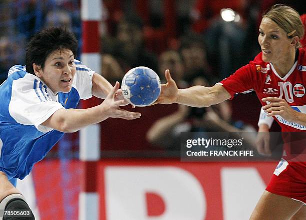 Norway's Gro Hammerseng and Russia's Oxana Romenskaya fight for the ball during the women handball world championship final match Norway vs. Russia,...