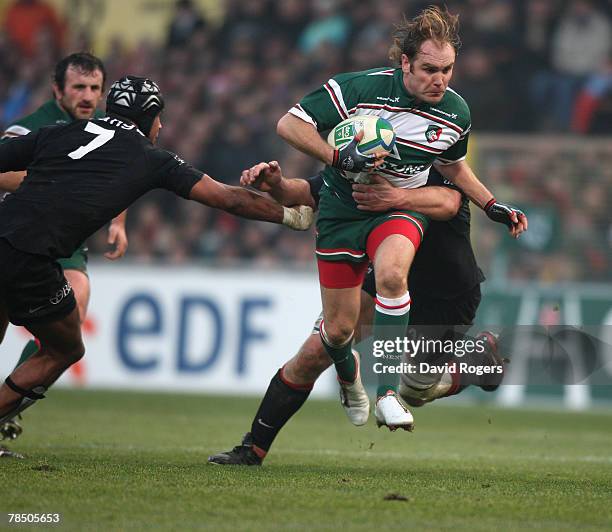 Andy Goode of Leicester races away from Thierry Dusautoir and Fabien Pelous during the Heineken Cup match between Toulouse and Leicester Tigers at...