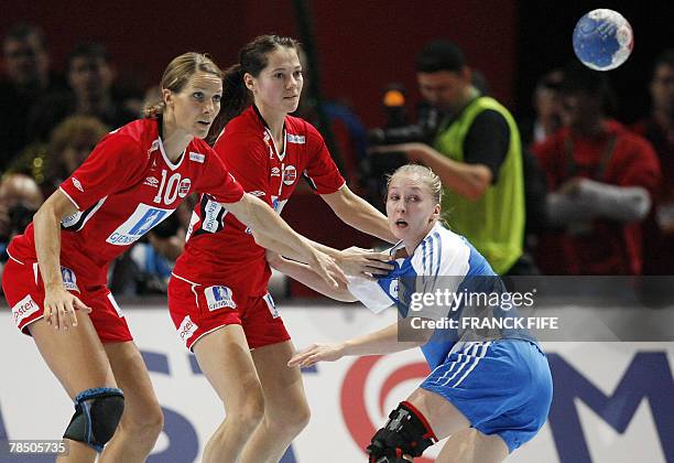 Russia's Ekaterina Andryushina vies with Norway's Gro Hammerseng and Kari Mette Johansen during the women handball world championship final match...
