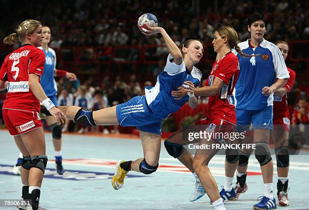 Russia's Polina Vyakhireva jumos to score in front of Norway's Gro Hammerseng during the women handball world championship final match Norway vs....