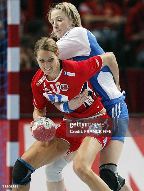 Norway's Gro Hammerseng vies with a Russian player during the women handball world championship final match Norway vs. Russia, 16 December 2007 at...