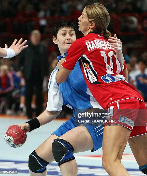 Russia's Anna Kareeva vies with Norway's Gro Hammerseng during the women handball world championship final match Norway vs. Russia, 16 December 2007...