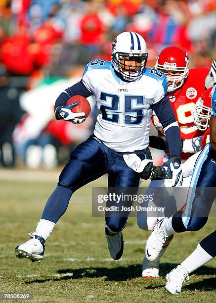 Running back LenDale White of the Tennessee Titans runs down field in a game against the Kansas City Chiefs at Arrowhead Stadium December 16, 2007 in...