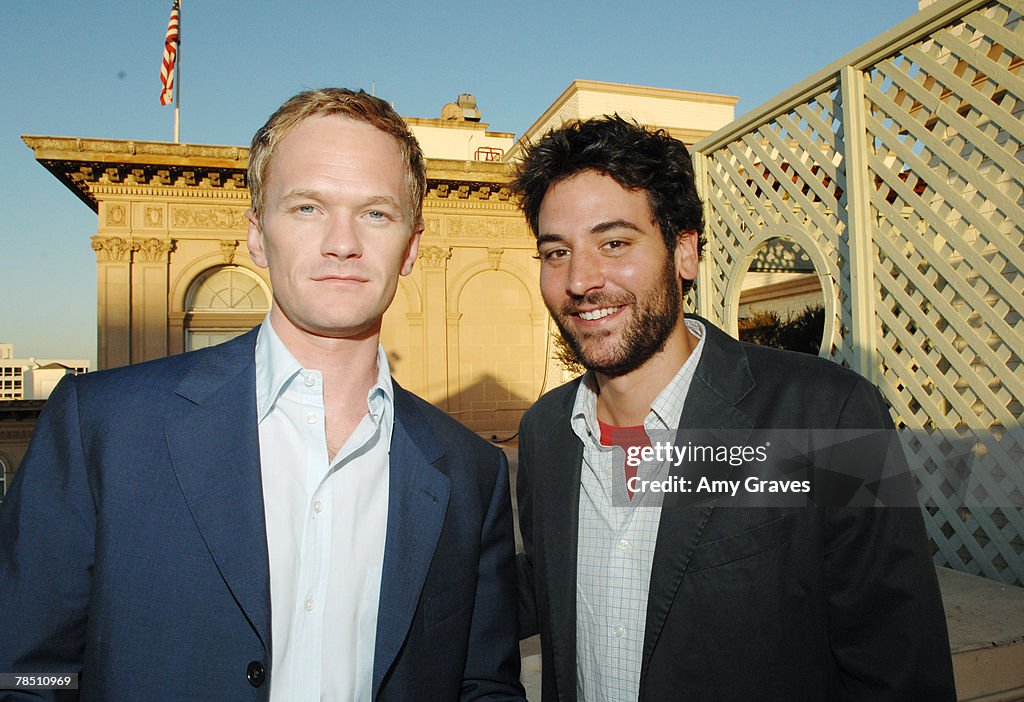 ¿Cuánto mide Neil Patrick Harris? - Real height Neil-patrick-harris-and-josh-radnor-attend-the-producers-and-stars-toast-party-hosted-by-dana
