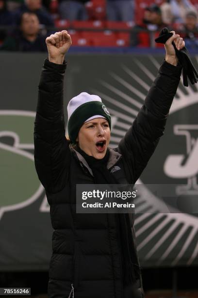Actress Diane Neal cheers on the New York Jets against the Cleveland Browns at Giants Stadium, The Meadowlands, East Rutherford, New Jersey, on...