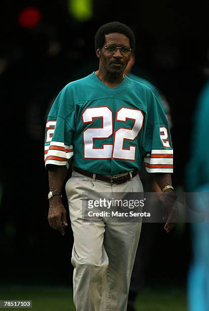 Hall of Fame football player Mercury Morris walks out for a ceremony for the 1972 undefeated Miami Dolphins during half time against the Baltimore...