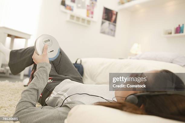 teenager listening to music - personal compact disc player 個照片及圖片檔