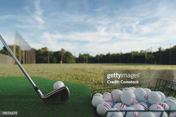 golf club and ball - driving range 個照片及圖片檔