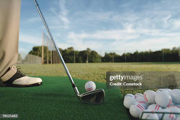 man practicing golf - drivingrange stockfoto's en -beelden