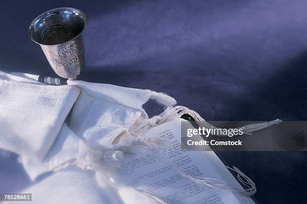 prayer shawl , book and kiddush cup - kiddush cup stockfoto's en -beelden